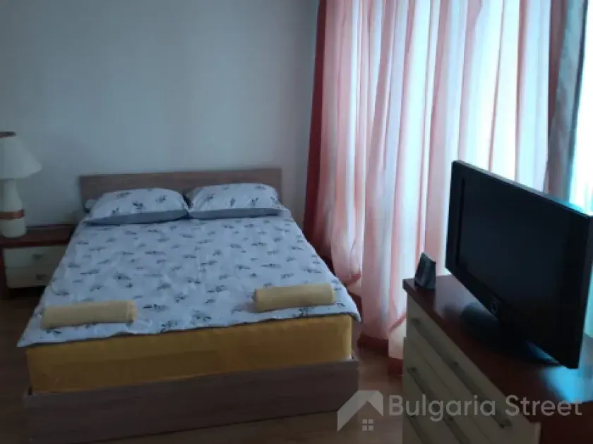 двухспальная кровать и телевизор