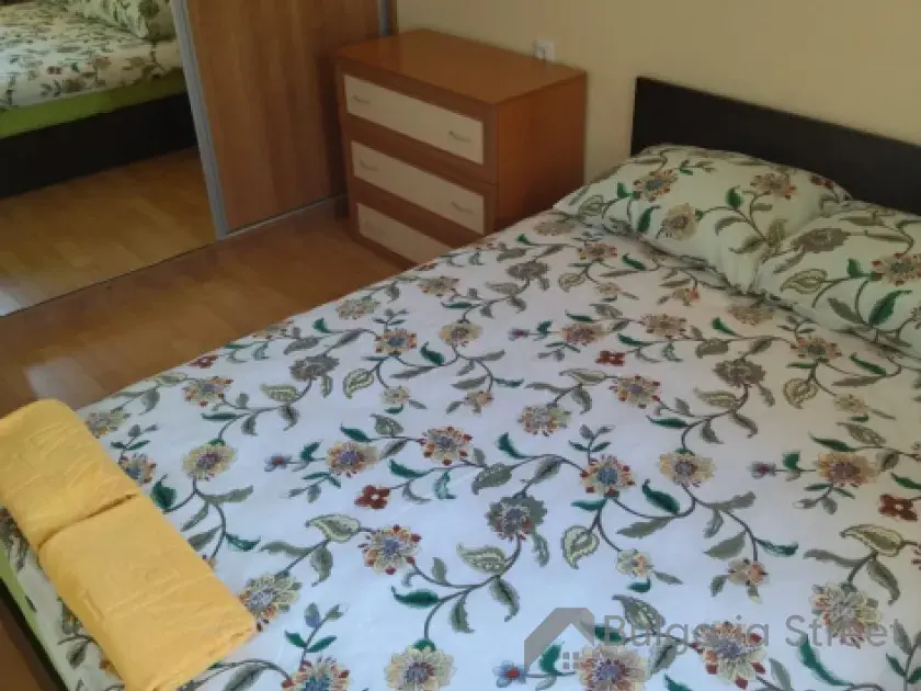 кровать, телевизор и шкаф в спальне