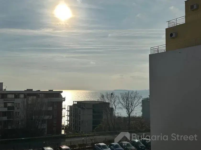 Частичный вид на море