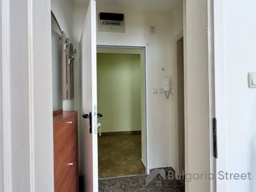 Прихожая со шкафом