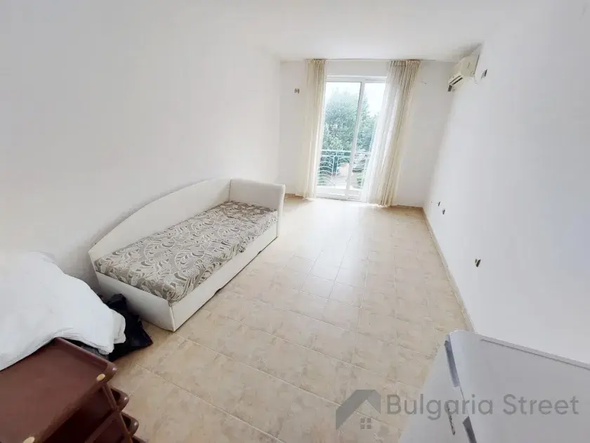 Кровать в комнате