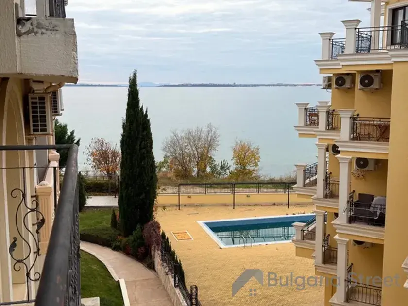 терраса квартиры с видом на море