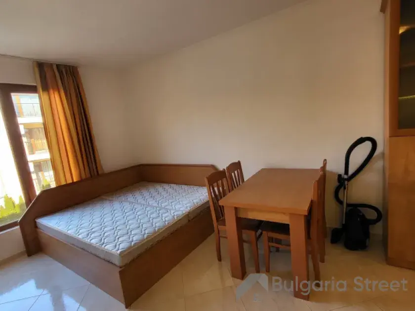 двухспальная кровать и стол