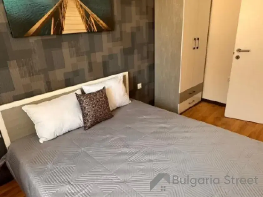 двухспальная кровать и люстра