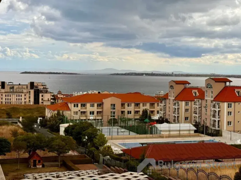 вид с балкона на бассейн и вид моря