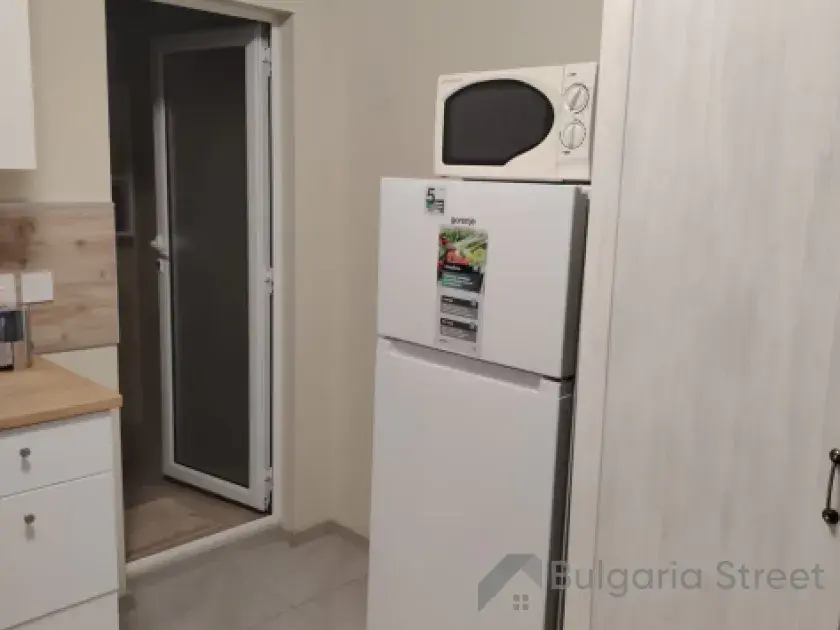 холодильник в комнате