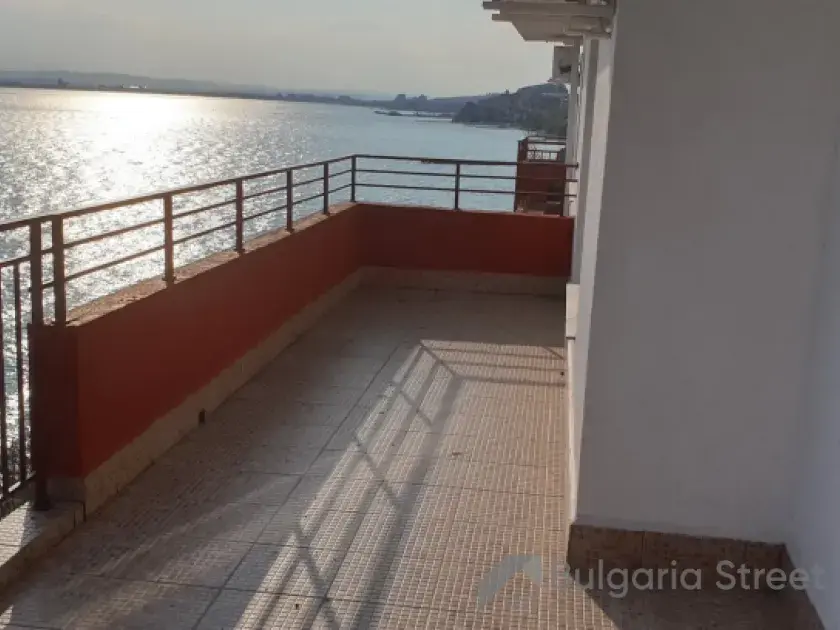 фронтальный панорамный вид моря с терасы