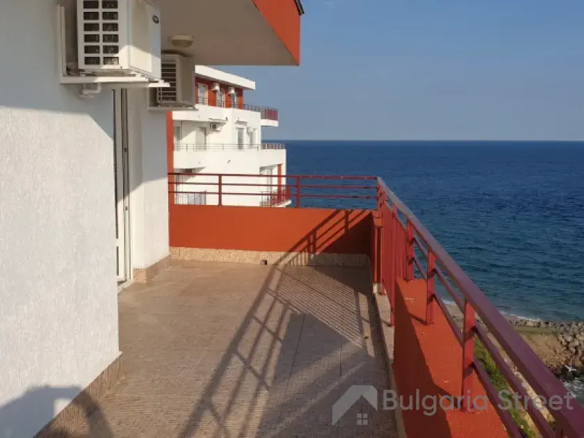 фронтальный панорамный вид моря с терасы