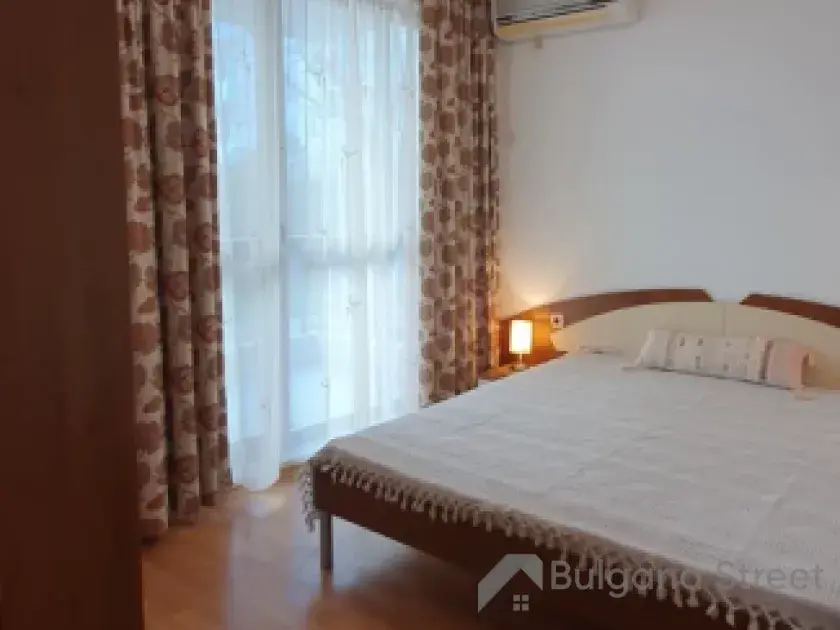 кровать в комнате