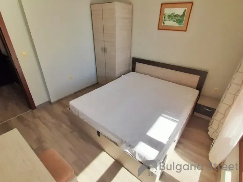 кровать в спальне