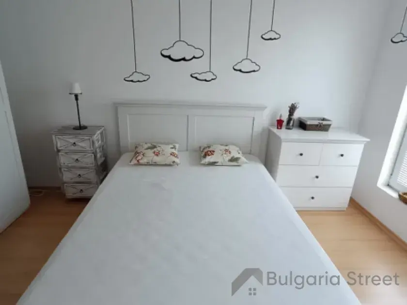 Двухспальная кровать и прикроватные тумбы
