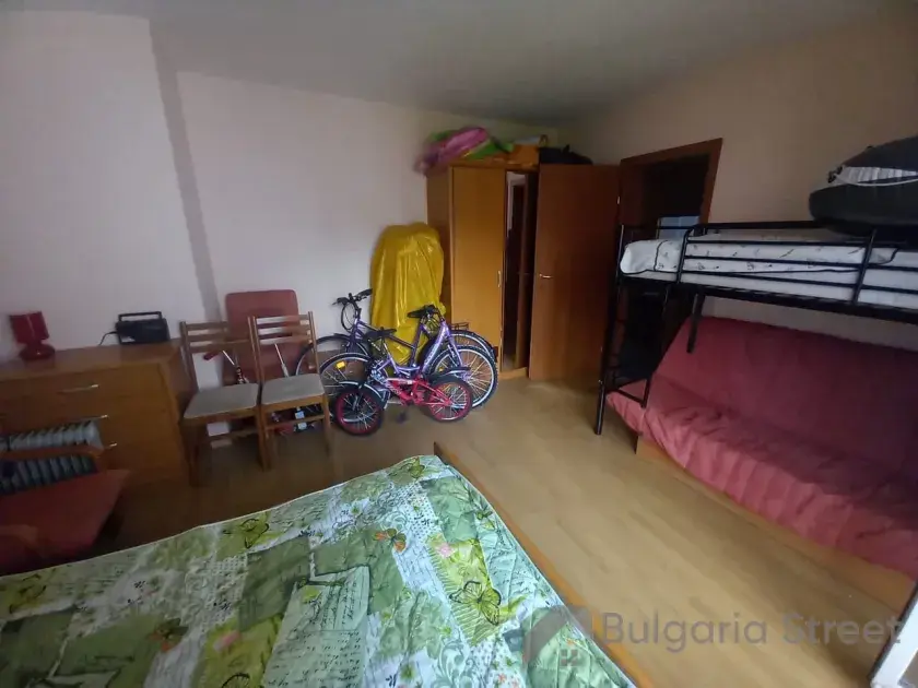 большая кровать в спальне