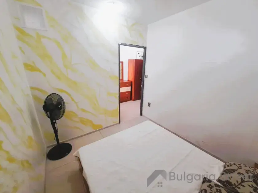 кровать в спальне