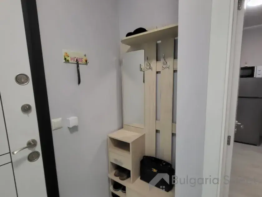 вешалка в прихожей