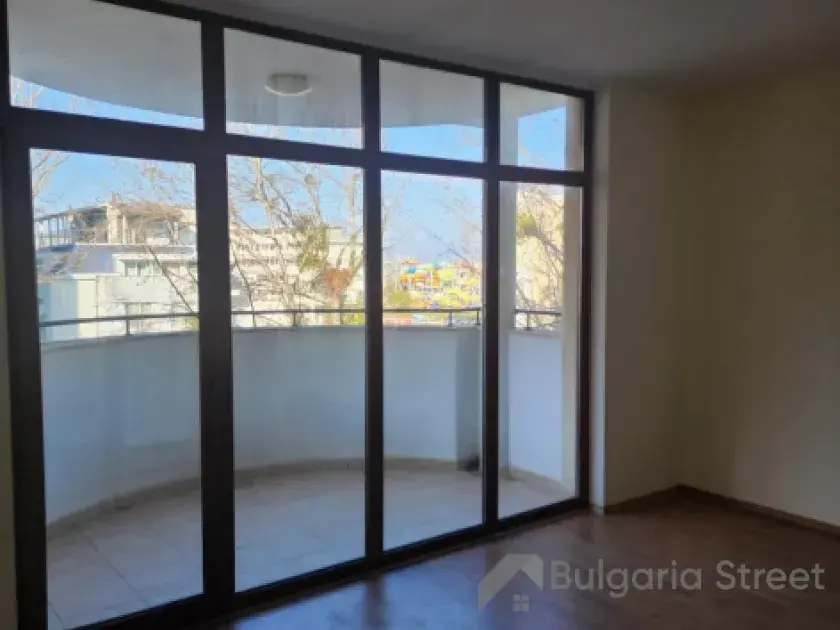 панорамное окно в комнате