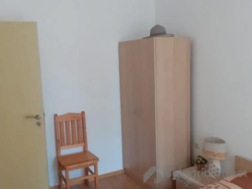 шкаф и кровать в квартире