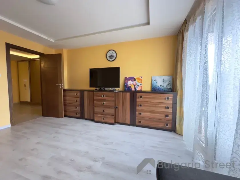 мебель из дерева и телевизор