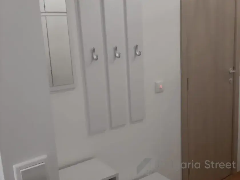вешалка в прихожей