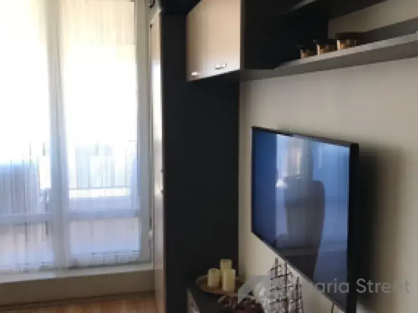 телевизор на стене