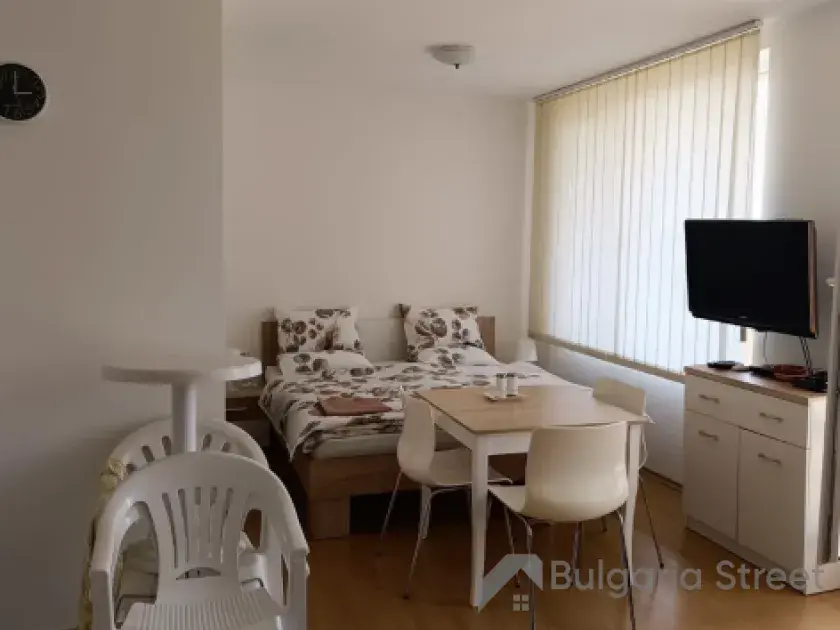 телевизор и кровать