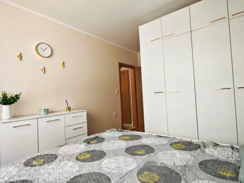 шкаф и кровать