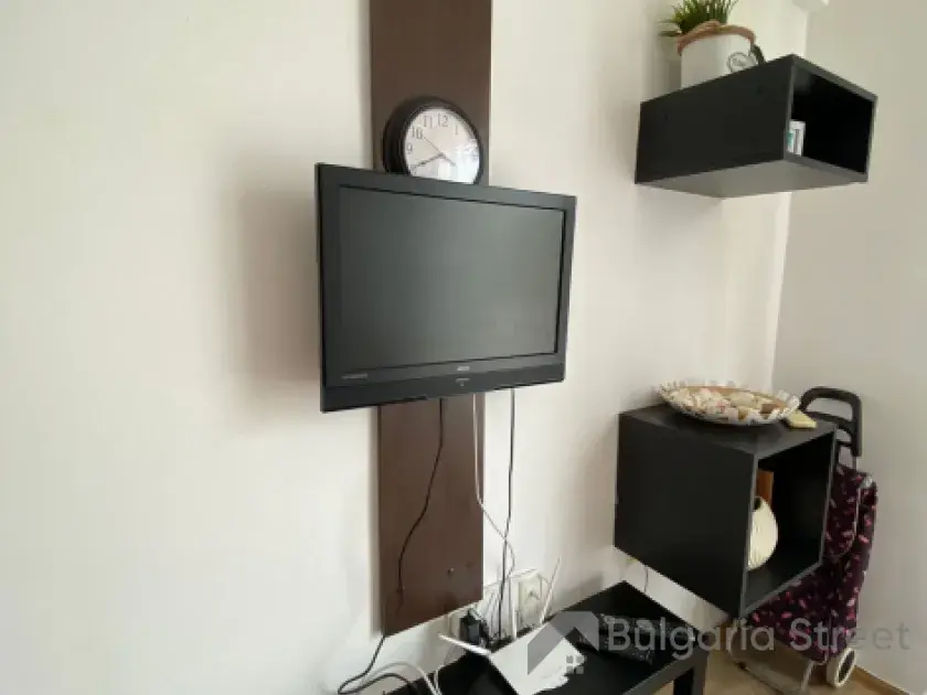 телевизор на стене