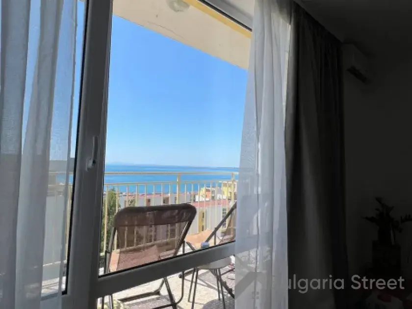окно с видом на море