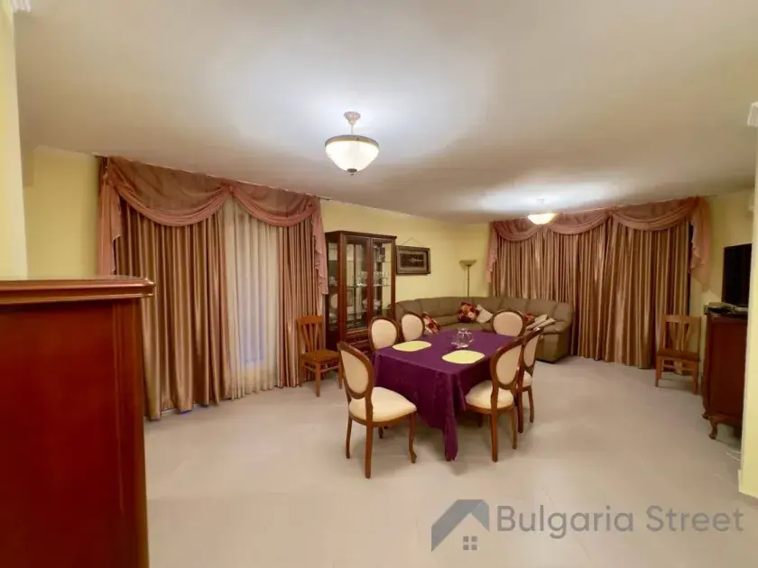 Обеденный стол на кухне