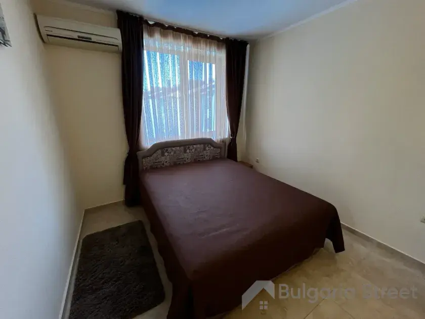 Кровать в спальне 1