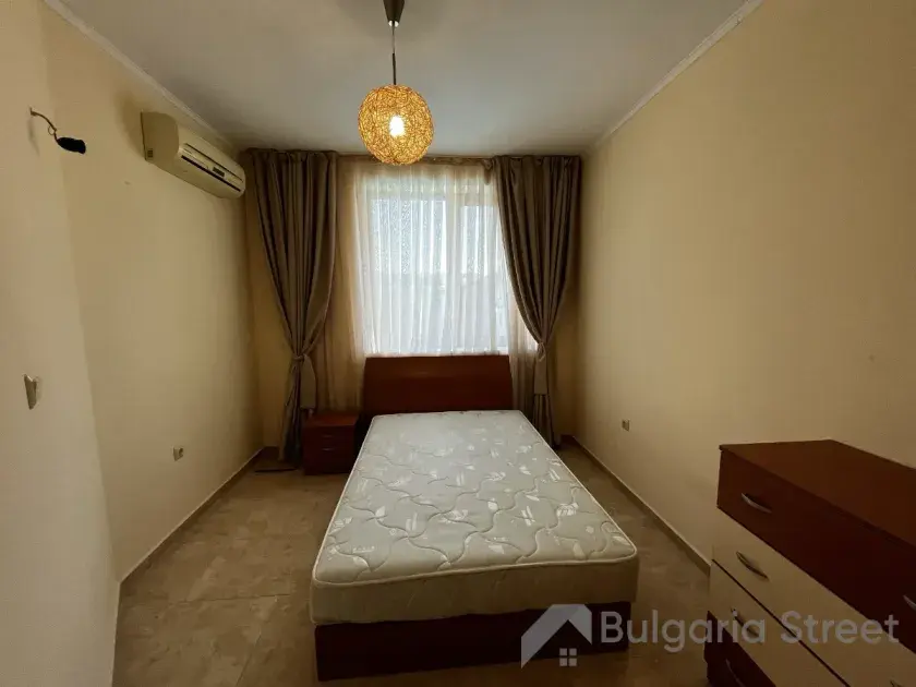 Кровать в спальне 2