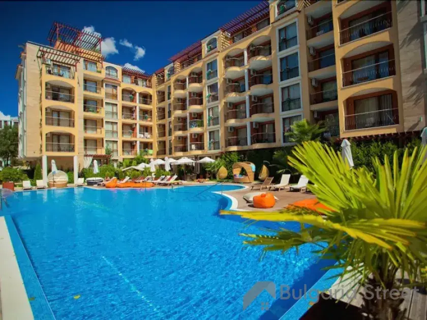 бассейн на территории комплекса