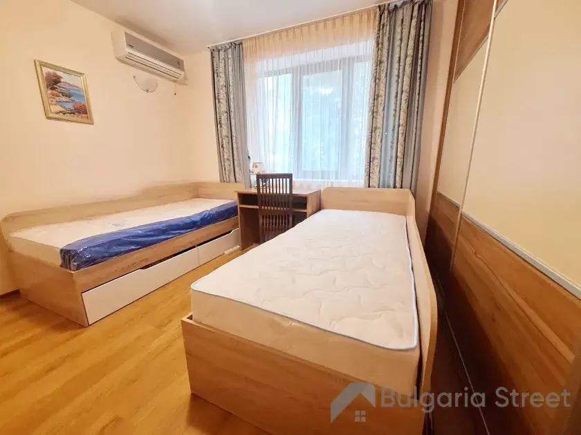 две кровати в другой комнате