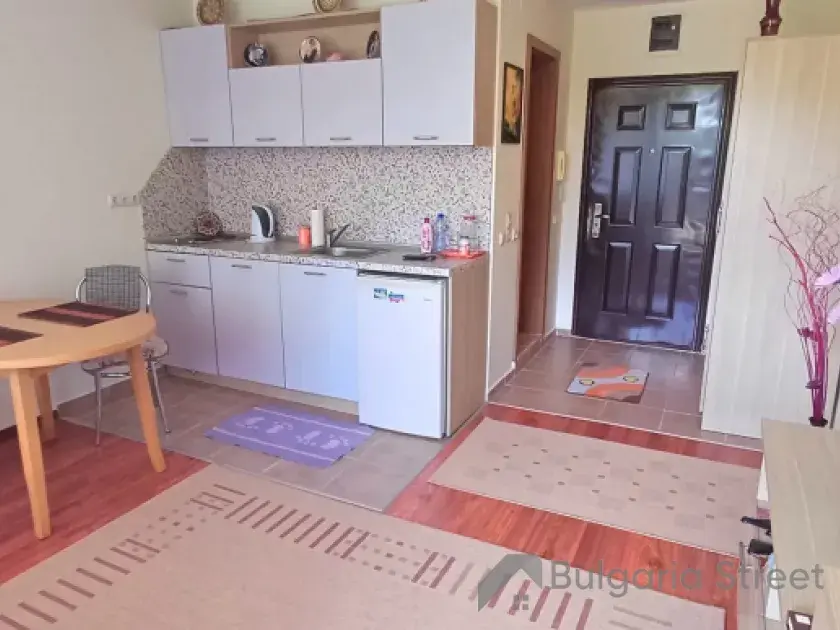 кухня и телевизор в комнате