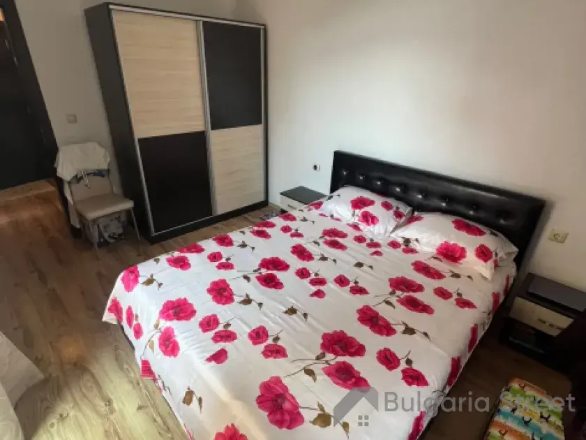 кровать и шкаф в спальне