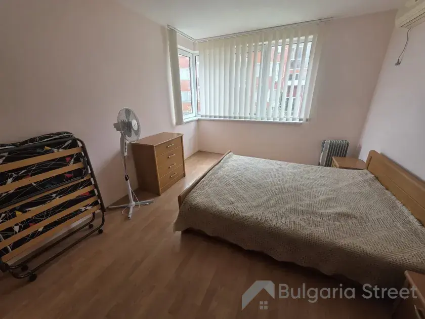 кровать в спальне