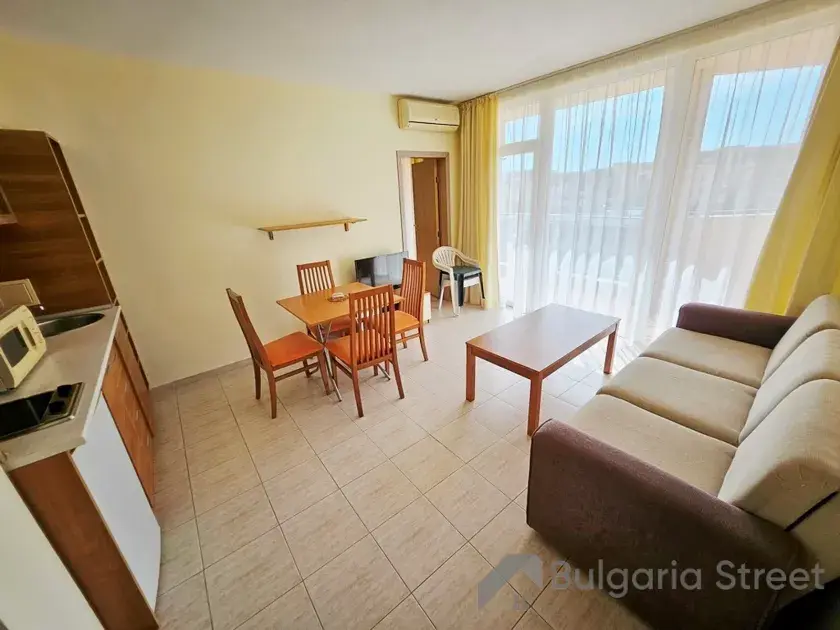 Pollo Resort | Трёхкомнатная квартира : гостиная, кухня