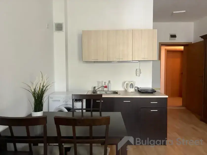 Гостиная комната с кухонным столом