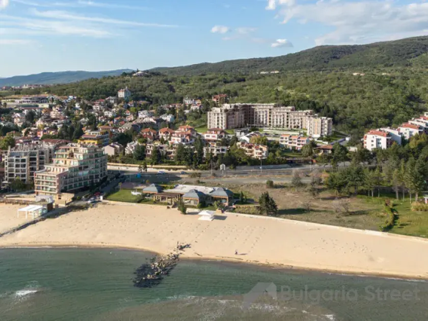 пляж рядом с комплексом