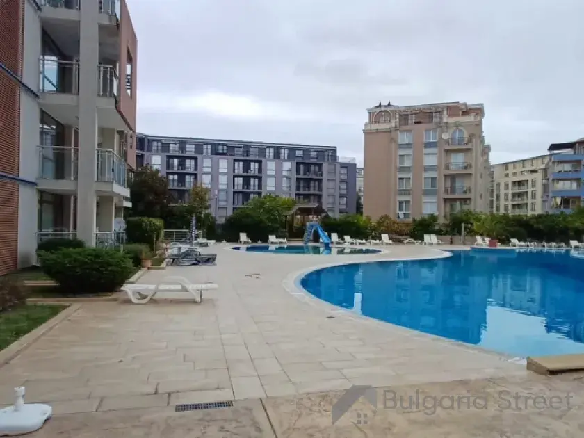 территория комплекса с бассейном