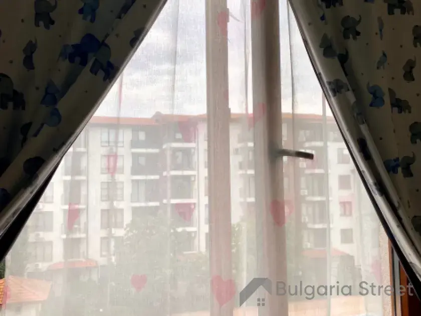 окно в комнате