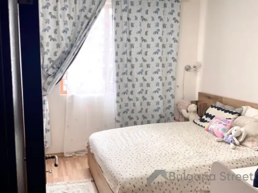 кровать в спальне