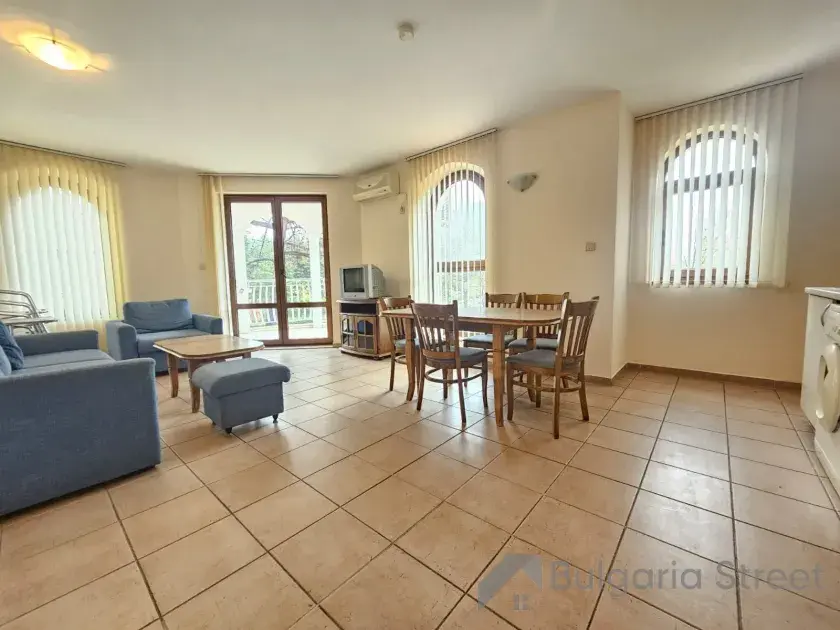 гостиная комната с мебелью