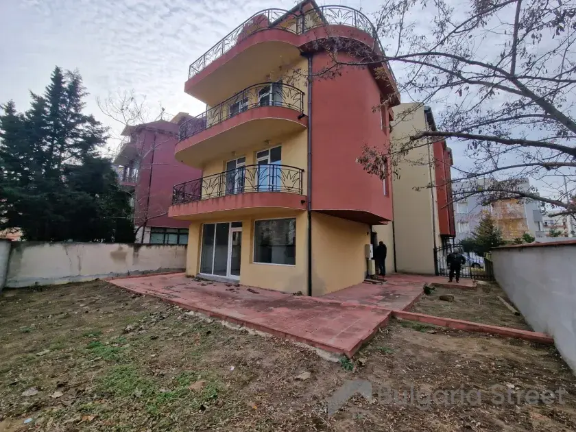 Дом-мини-отель в Несебре, квартал Черное море, 4 этажа, готовый к бизнесу и жизни