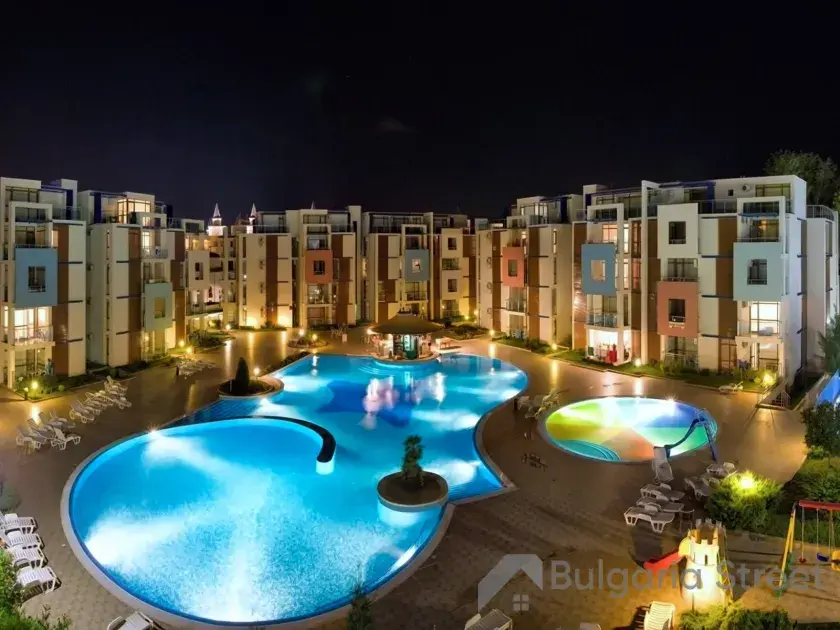 бассейн перед комплексом Sun Sity 1