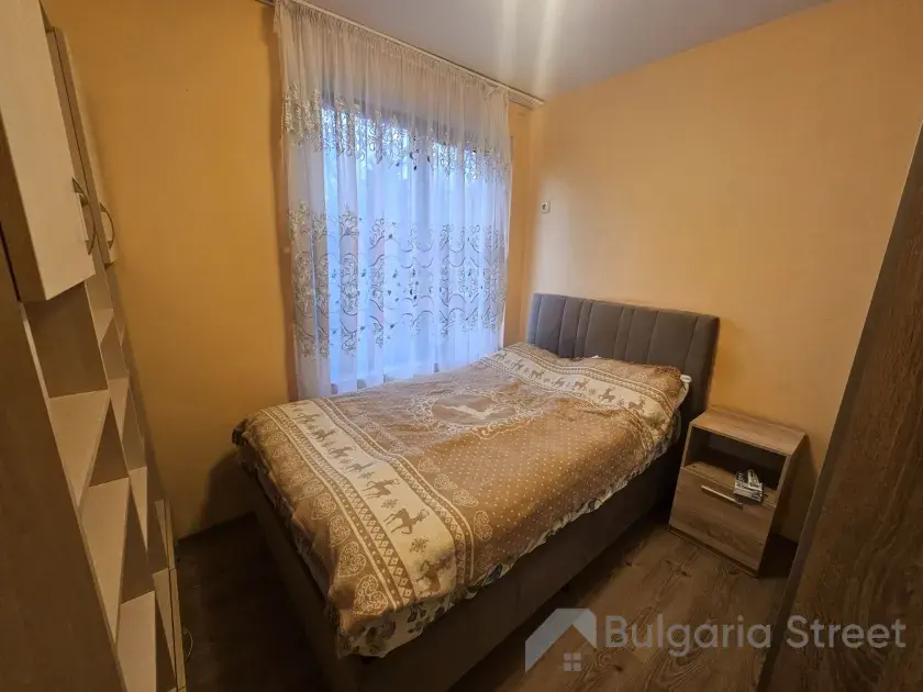 кровать в комнате