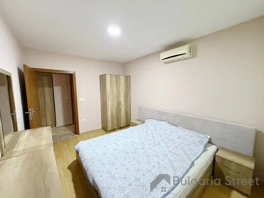 кровать в спальне