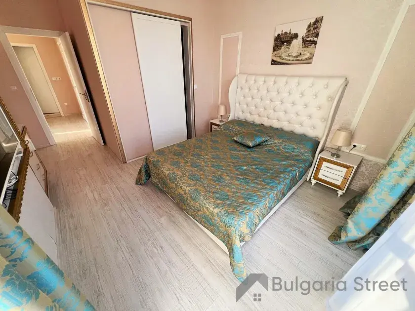 кровать в спальне