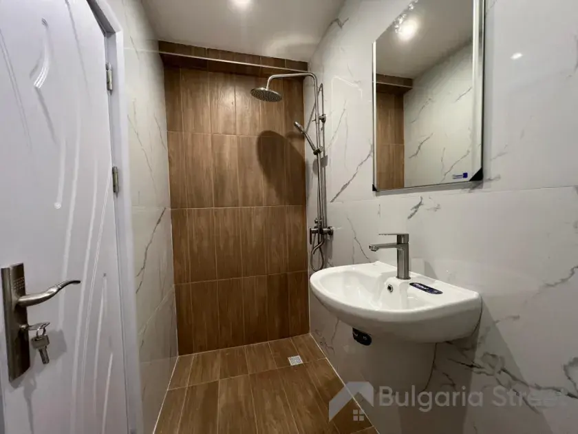 Ванная комната и туалет объединены в стильной отделке плиткой