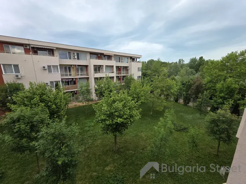 вид на территорию из террасы