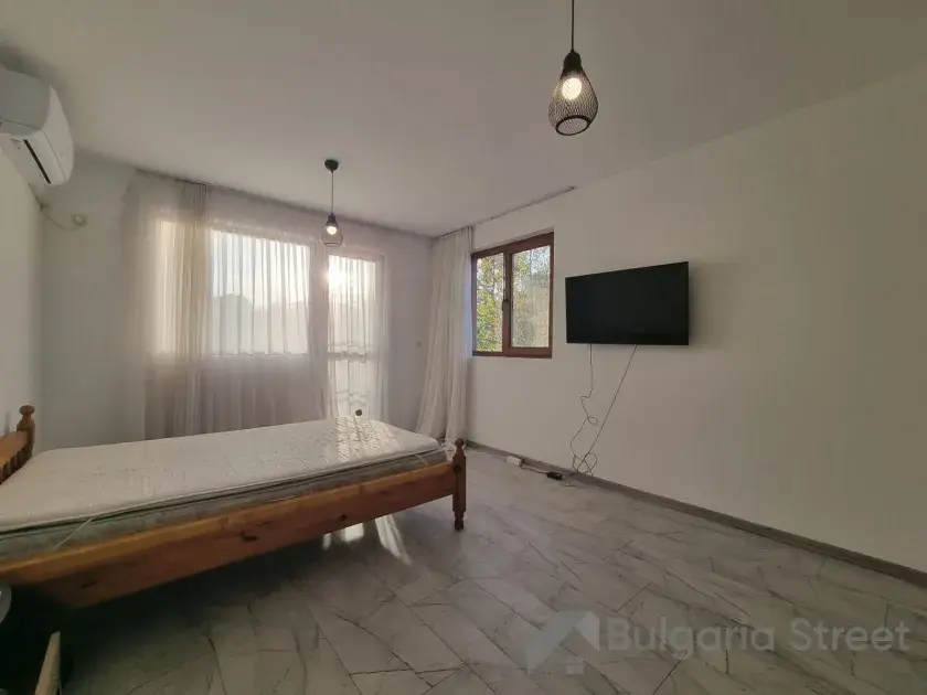кровать и телевизор